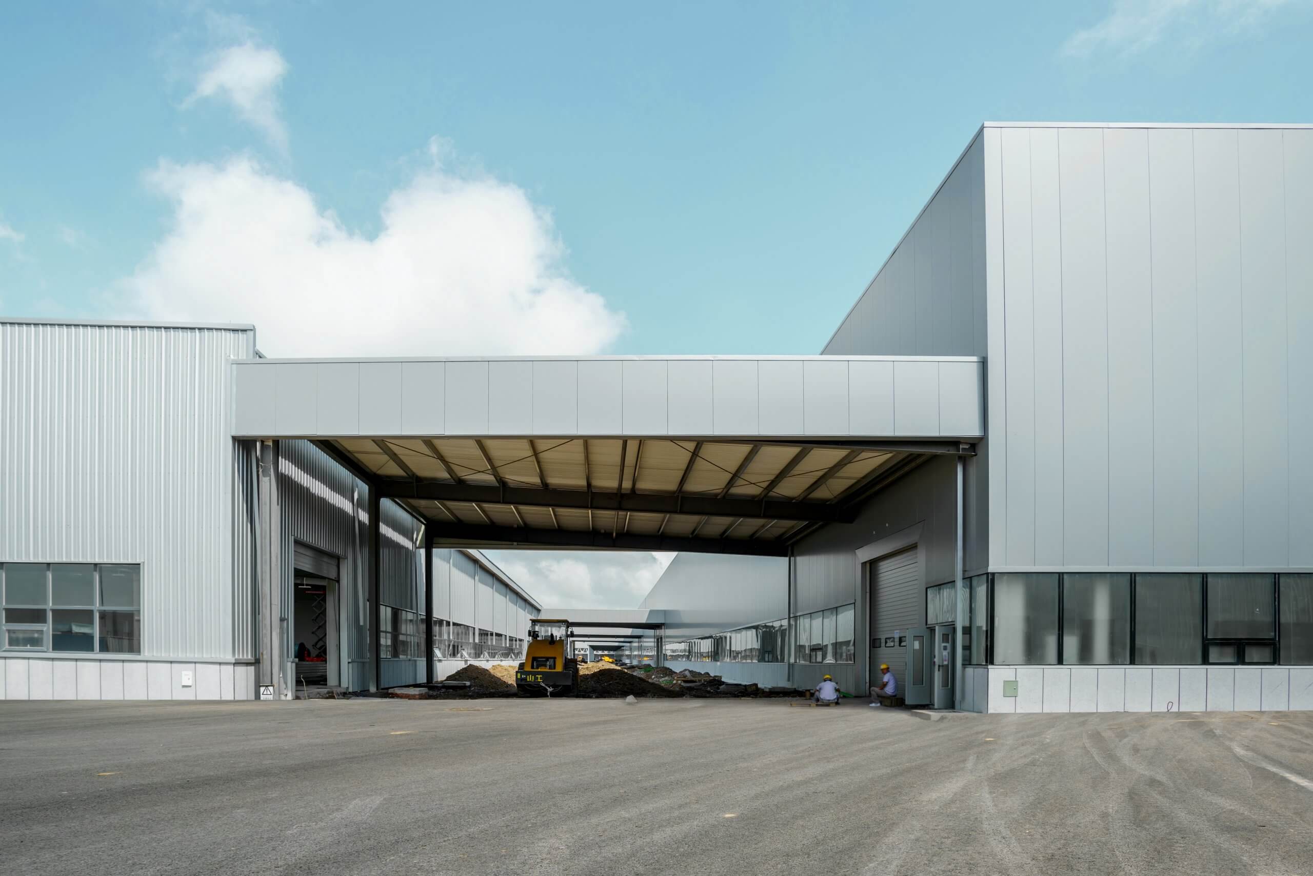 industrial-park-factory-building-warehouse Gewerbegebäude mit Lager- und Hallenflächen